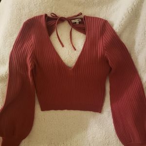 V-neck opened back sweater.
